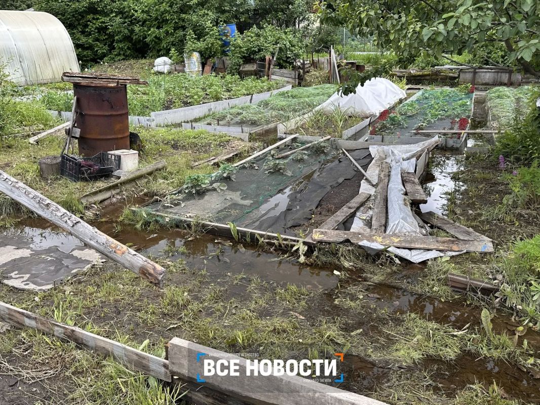 У садоводов Вагонки стихийное бедствие – их участки вместе с урожаем в одночасье смело потоками воды У садоводов Вагонки стихийное бедствие – их участки вместе с урожаем в одночасье смело потоками воды