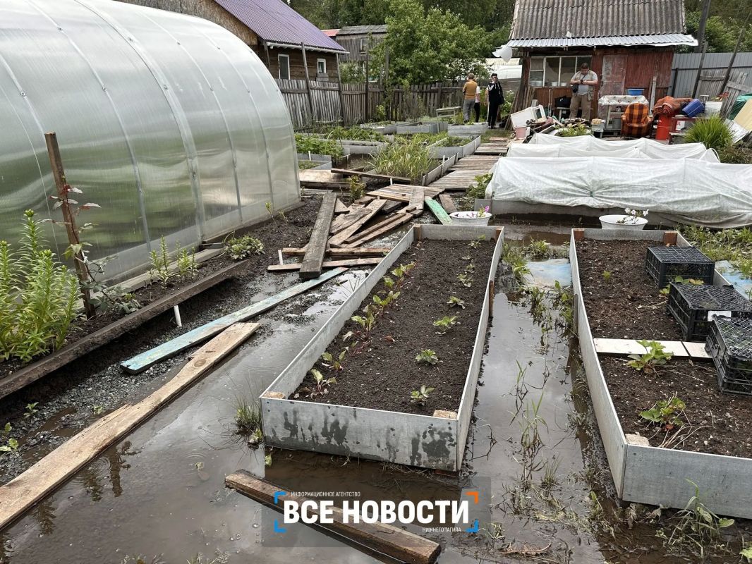 У садоводов Вагонки стихийное бедствие – их участки вместе с урожаем в одночасье смело потоками воды У садоводов Вагонки стихийное бедствие – их участки вместе с урожаем в одночасье смело потоками воды