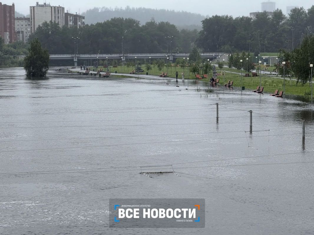 Таким парк "Народный" сегодняшним утром увидел журналист ИА "Все новости" Таким парк "Народный" сегодняшним утром увидел журналист ИА "Все новости"