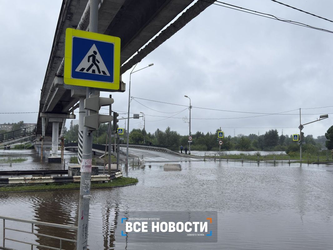 В Нижнем Тагиле из-за паводка закрыли мост на улице Красноармейской В Нижнем Тагиле из-за паводка закрыли мост на улице Красноармейской