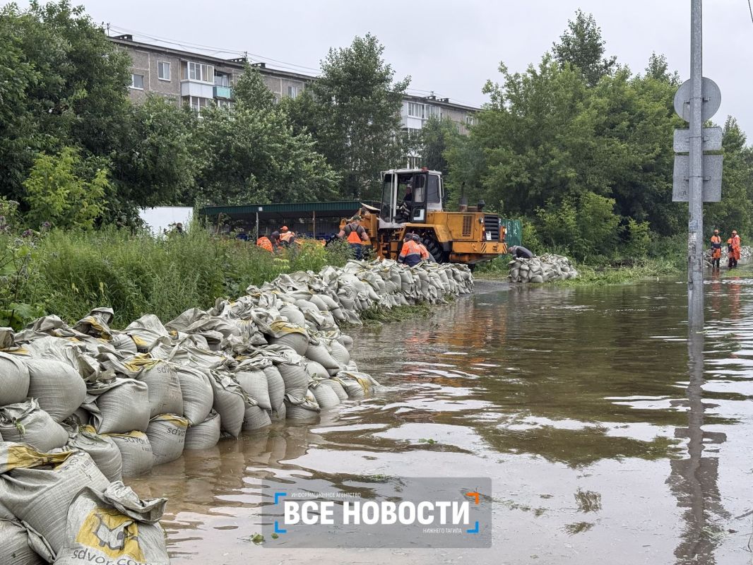 В Нижнем Тагиле из-за паводка закрыли мост на улице Красноармейской В Нижнем Тагиле из-за паводка закрыли мост на улице Красноармейской