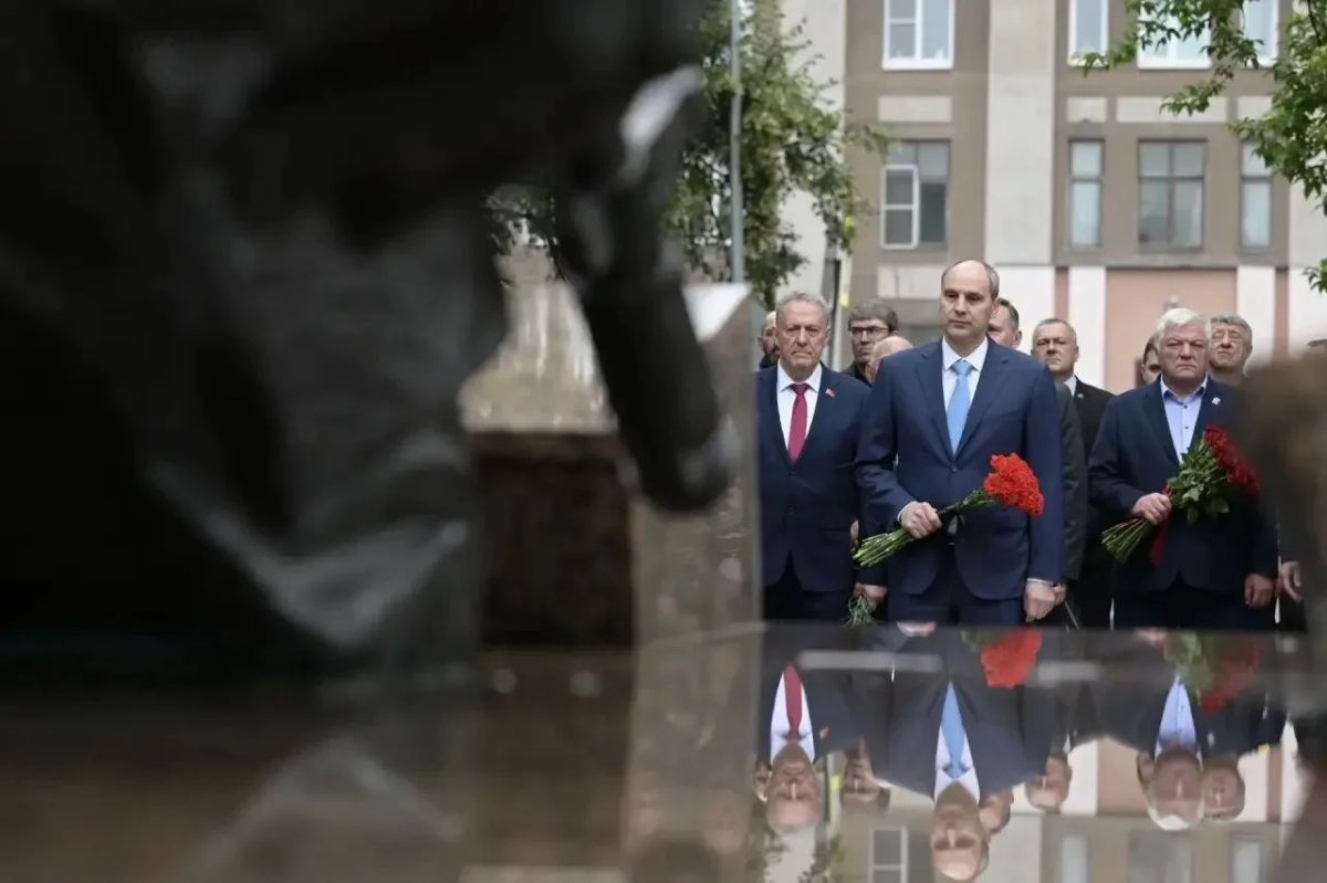 Денис Паслер почтил память ветеранов боевых действий в Нижнем Тагиле Денис Паслер почтил память ветеранов боевых действий в Нижнем Тагиле