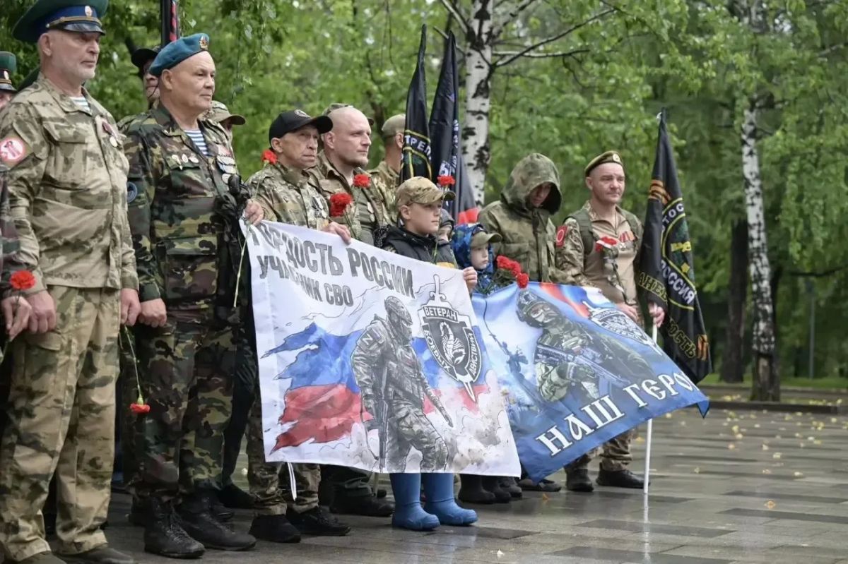 Денис Паслер почтил память ветеранов боевых действий в Нижнем Тагиле Денис Паслер почтил память ветеранов боевых действий в Нижнем Тагиле