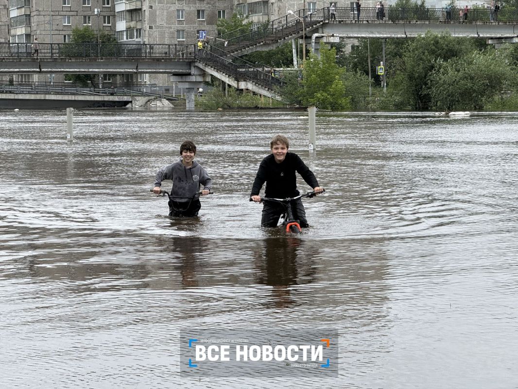 В Нижнем Тагиле из-за паводка закрыли мост на улице Красноармейской В Нижнем Тагиле из-за паводка закрыли мост на улице Красноармейской