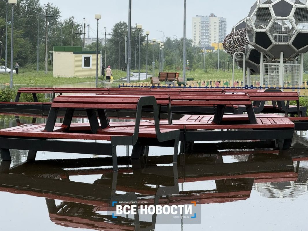 Таким парк "Народный" сегодняшним утром увидел журналист ИА "Все новости" Таким парк "Народный" сегодняшним утром увидел журналист ИА "Все новости"