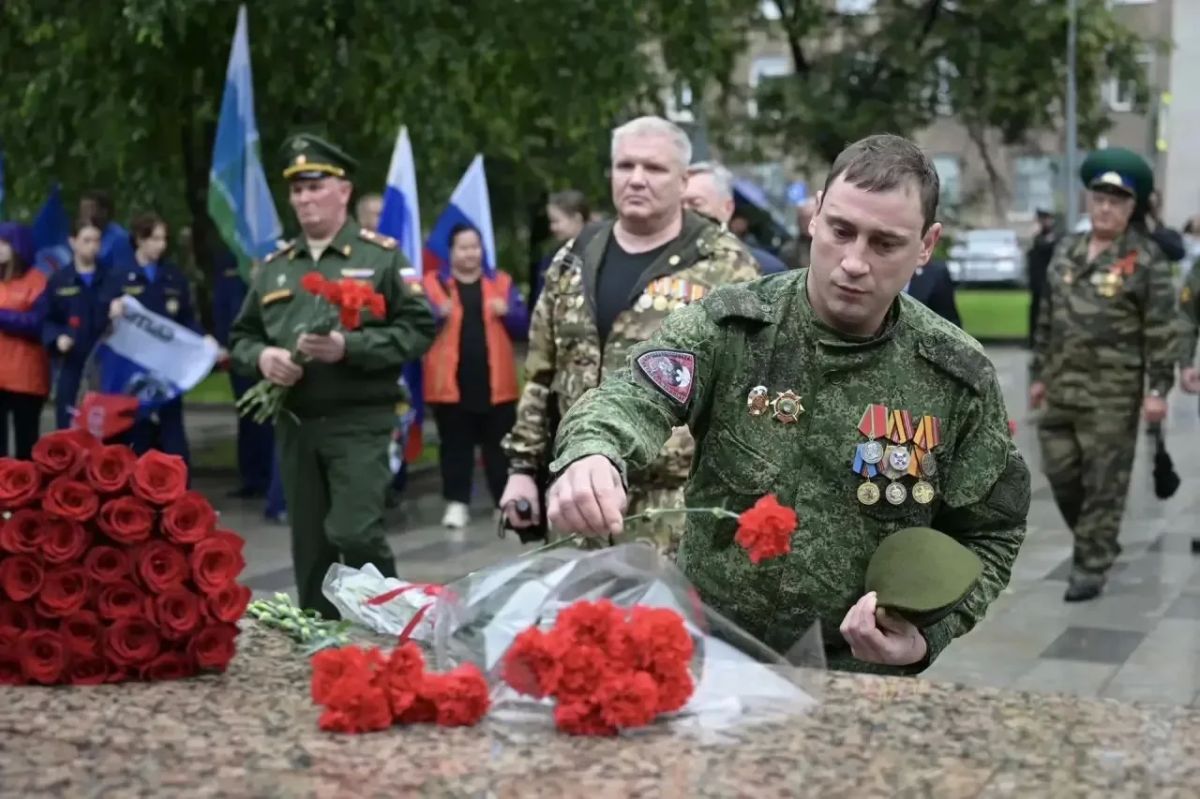 Денис Паслер почтил память ветеранов боевых действий в Нижнем Тагиле Денис Паслер почтил память ветеранов боевых действий в Нижнем Тагиле