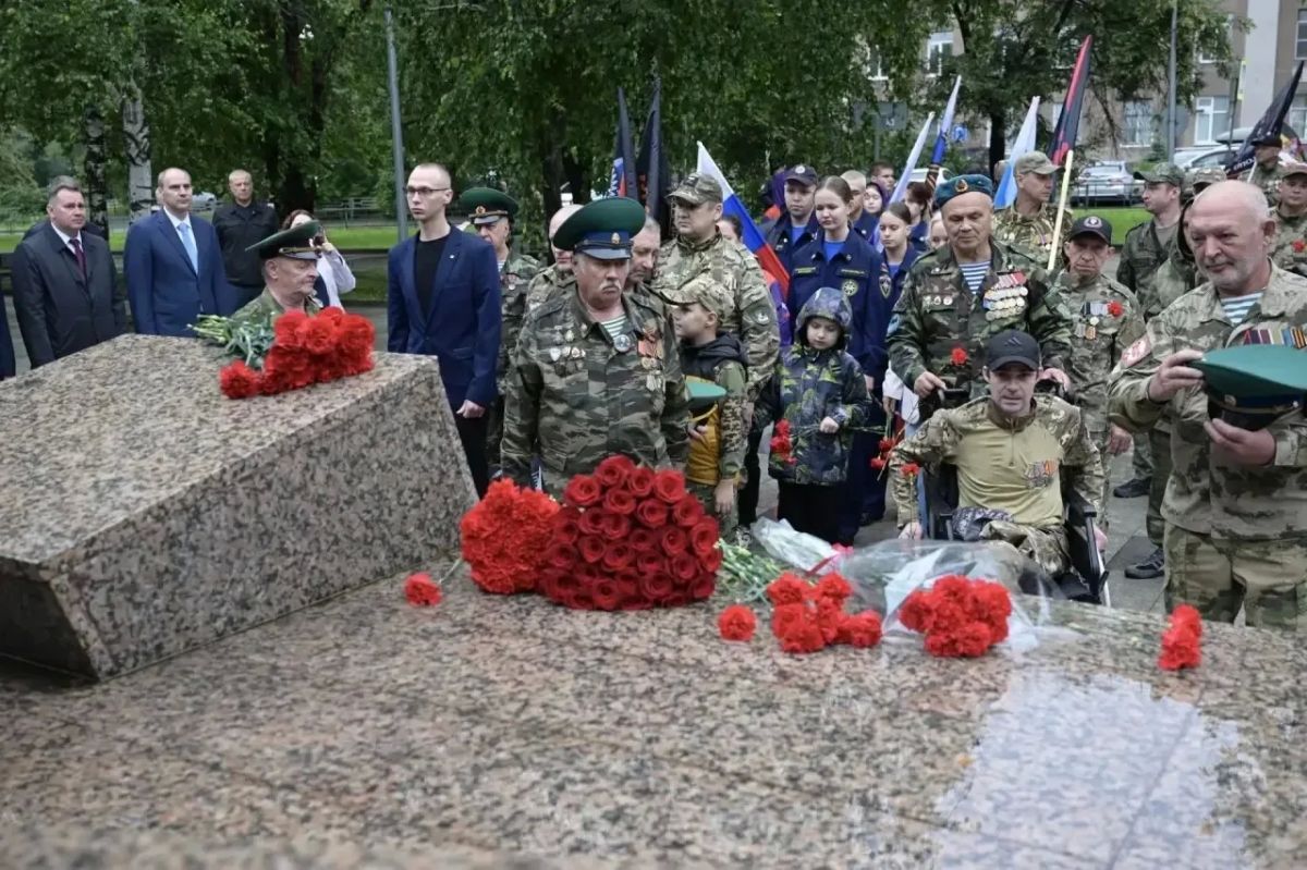 Денис Паслер почтил память ветеранов боевых действий в Нижнем Тагиле Денис Паслер почтил память ветеранов боевых действий в Нижнем Тагиле