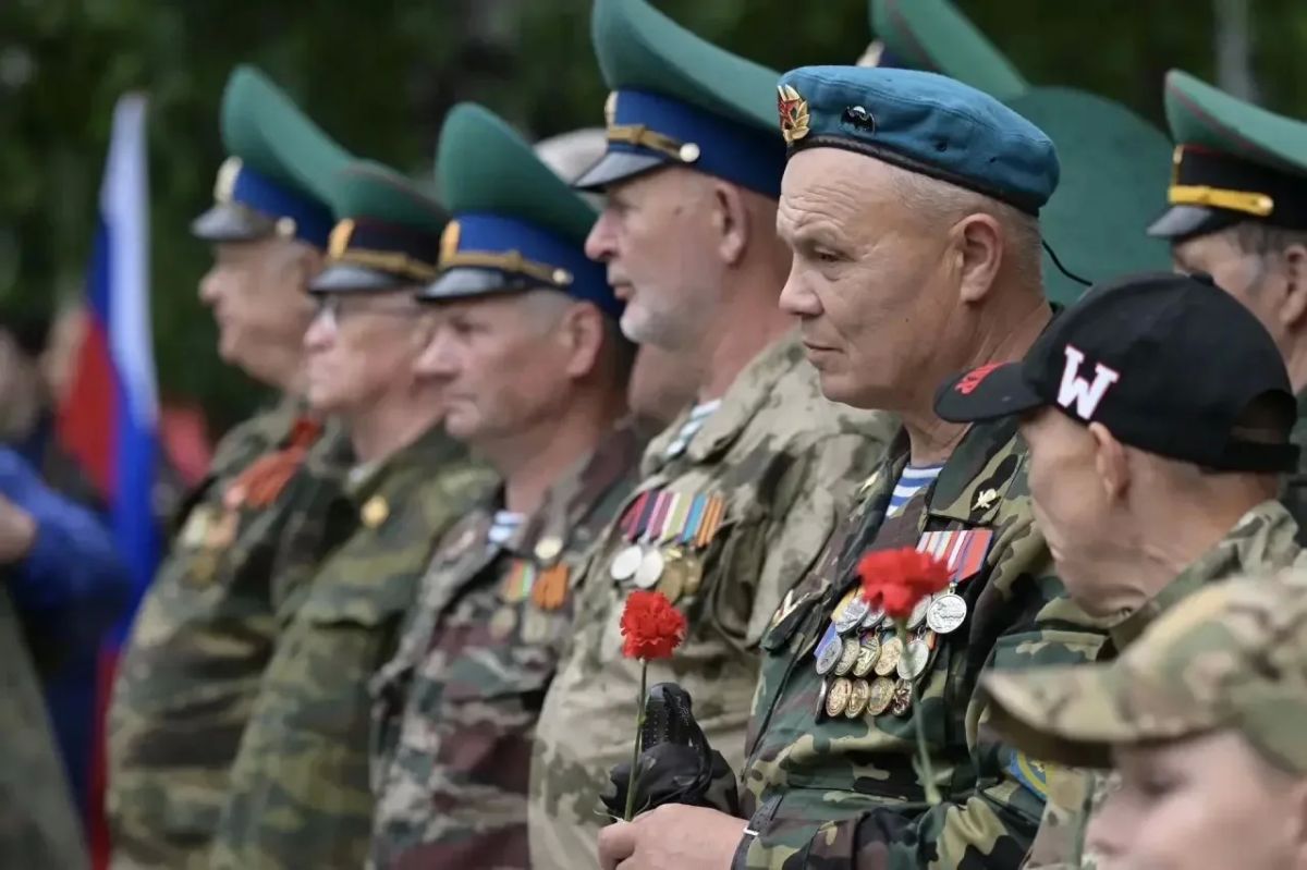 Денис Паслер почтил память ветеранов боевых действий в Нижнем Тагиле Денис Паслер почтил память ветеранов боевых действий в Нижнем Тагиле