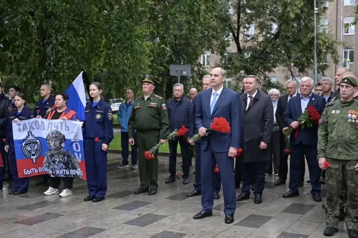 Денис Паслер почтил память ветеранов боевых действий в Нижнем Тагиле Денис Паслер почтил память ветеранов боевых действий в Нижнем Тагиле