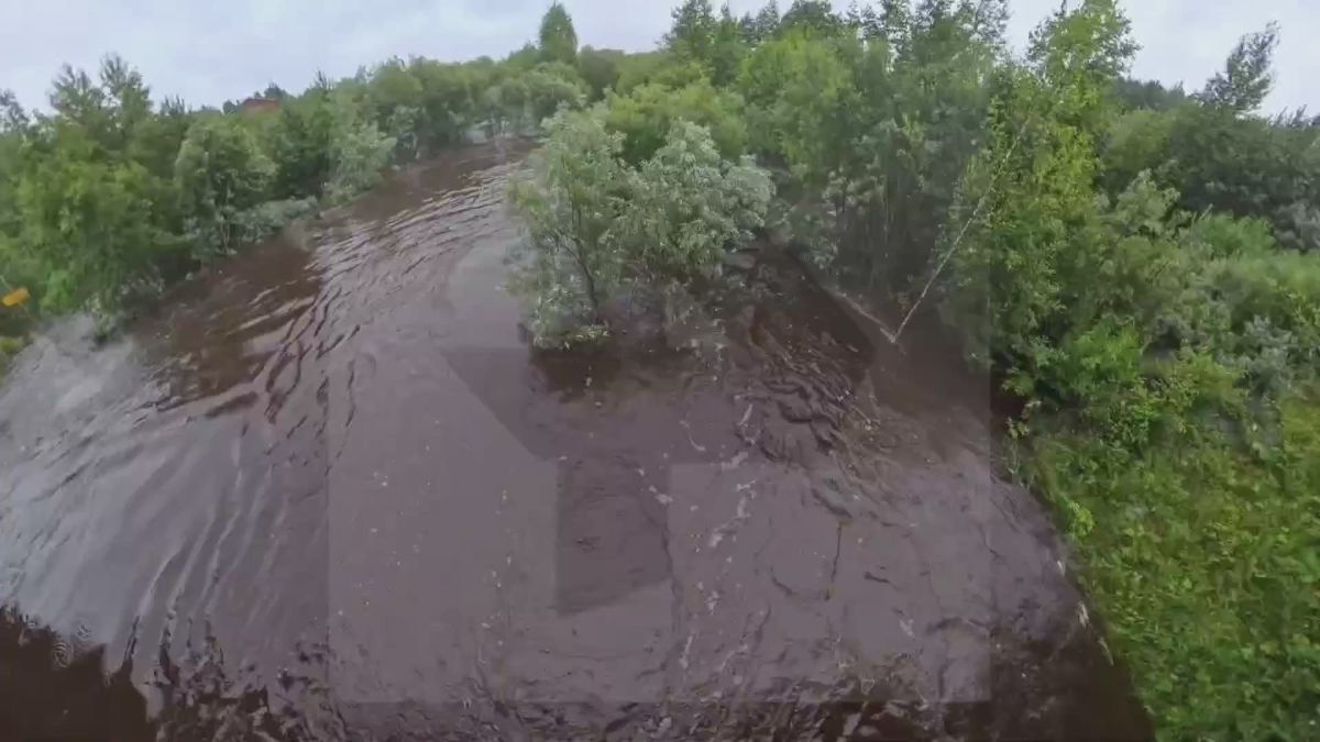 "Все хозяйство утонуло": поселок Евстюниха недалеко от Нижнего Тагила практически скрылся под водой — уровень подтопления достиг примерно двух метров