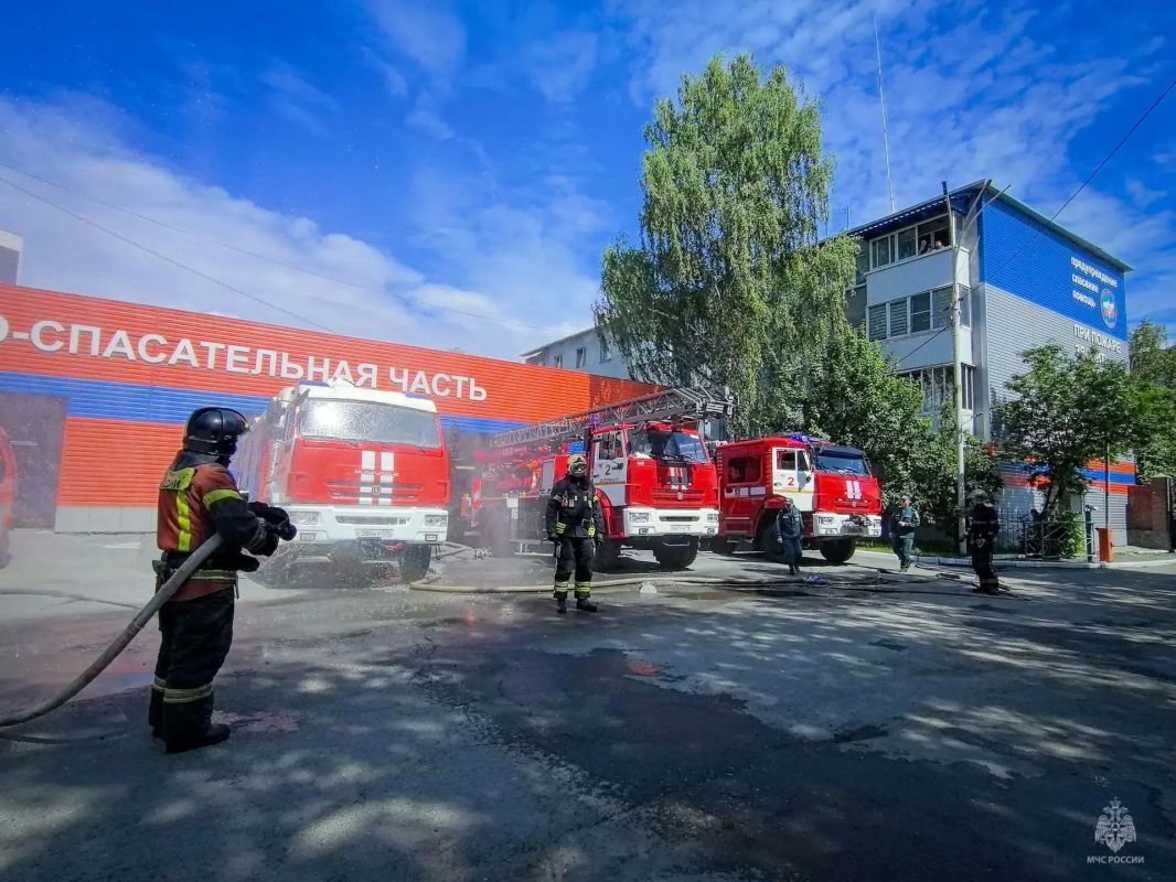 В Екатеринбурге проводили на заслуженный отдых заместителя начальника службы пожаротушения 1 пожарно-спасательного отряда В Екатеринбурге проводили на заслуженный отдых заместителя начальника службы пожаротушения 1 пожарно-спасательного отряда