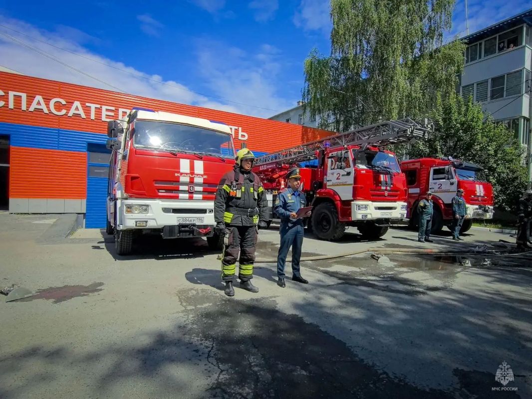 В Екатеринбурге проводили на заслуженный отдых заместителя начальника службы пожаротушения 1 пожарно-спасательного отряда В Екатеринбурге проводили на заслуженный отдых заместителя начальника службы пожаротушения 1 пожарно-спасательного отряда