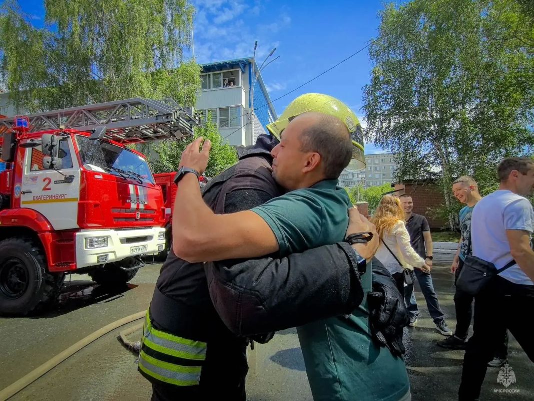 В Екатеринбурге проводили на заслуженный отдых заместителя начальника службы пожаротушения 1 пожарно-спасательного отряда В Екатеринбурге проводили на заслуженный отдых заместителя начальника службы пожаротушения 1 пожарно-спасательного отряда