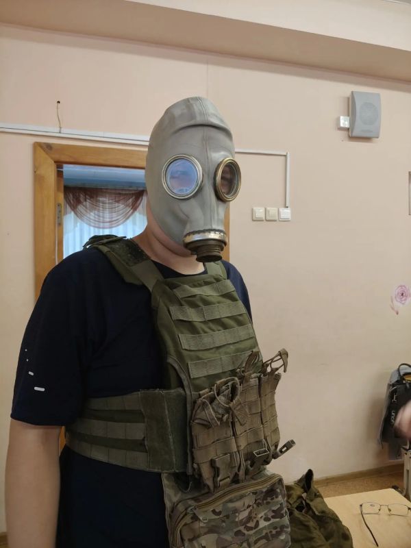 Урок мужества для участников трудовых отрядов мэра в Ленинском районе провёл ветеран специальной военной операции, инструктор-снайпер отдела специального назначения "РОССЫ" ГУФСИН России, старший лейтенант внутренней службы... Урок мужества для участников трудовых отрядов мэра в Ленинском районе провёл ветеран специальной военной операции, инструктор-снайпер отдела специального назначения "РОССЫ" ГУФСИН России, старший лейтенант внутренней службы...