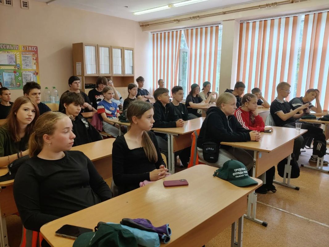 Урок мужества для участников трудовых отрядов мэра в Ленинском районе провёл ветеран специальной военной операции, инструктор-снайпер отдела специального назначения "РОССЫ" ГУФСИН России, старший лейтенант внутренней службы... Урок мужества для участников трудовых отрядов мэра в Ленинском районе провёл ветеран специальной военной операции, инструктор-снайпер отдела специального назначения "РОССЫ" ГУФСИН России, старший лейтенант внутренней службы...