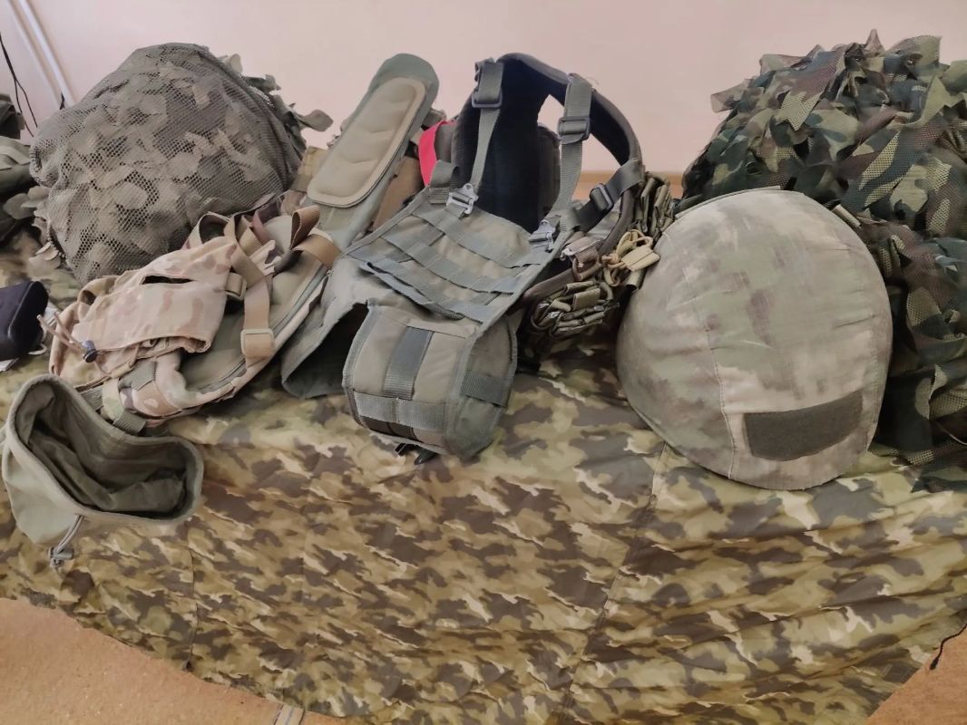 Урок мужества для участников трудовых отрядов мэра в Ленинском районе провёл ветеран специальной военной операции, инструктор-снайпер отдела специального назначения "РОССЫ" ГУФСИН России, старший лейтенант внутренней службы... Урок мужества для участников трудовых отрядов мэра в Ленинском районе провёл ветеран специальной военной операции, инструктор-снайпер отдела специального назначения "РОССЫ" ГУФСИН России, старший лейтенант внутренней службы...