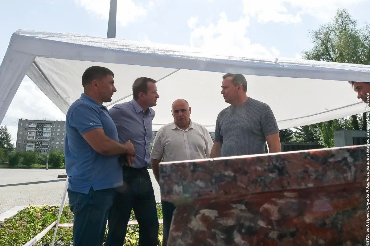 Фоторепортаж. Глава Нижнего Тагила Владислав Пинаев пообщался с мастерами, которые занимаются обновлением одного из монументов Дзержинского района Фоторепортаж. Глава Нижнего Тагила Владислав Пинаев пообщался с мастерами, которые занимаются обновлением одного из монументов Дзержинского района