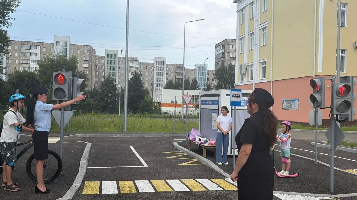 Уроки дорожной грамоты. В рамках профилактического мероприятия «Практика Безопасности» сотрудники Госавтоинспекции провели обучающее занятие на учебно-тренировочном перекрестке автогородка, расположенного на базе школы №33 Уроки дорожной грамоты. В рамках профилактического мероприятия «Практика Безопасности» сотрудники Госавтоинспекции провели обучающее занятие на учебно-тренировочном перекрестке автогородка, расположенного на базе школы №33