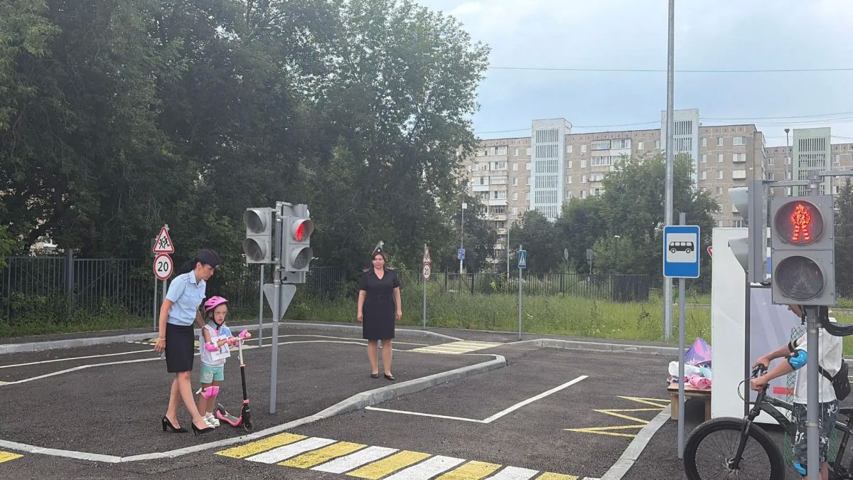 Уроки дорожной грамоты. В рамках профилактического мероприятия «Практика Безопасности» сотрудники Госавтоинспекции провели обучающее занятие на учебно-тренировочном перекрестке автогородка, расположенного на базе школы №33 Уроки дорожной грамоты. В рамках профилактического мероприятия «Практика Безопасности» сотрудники Госавтоинспекции провели обучающее занятие на учебно-тренировочном перекрестке автогородка, расположенного на базе школы №33