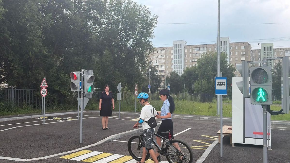 Уроки дорожной грамоты. В рамках профилактического мероприятия «Практика Безопасности» сотрудники Госавтоинспекции провели обучающее занятие на учебно-тренировочном перекрестке автогородка, расположенного на базе школы №33 Уроки дорожной грамоты. В рамках профилактического мероприятия «Практика Безопасности» сотрудники Госавтоинспекции провели обучающее занятие на учебно-тренировочном перекрестке автогородка, расположенного на базе школы №33
