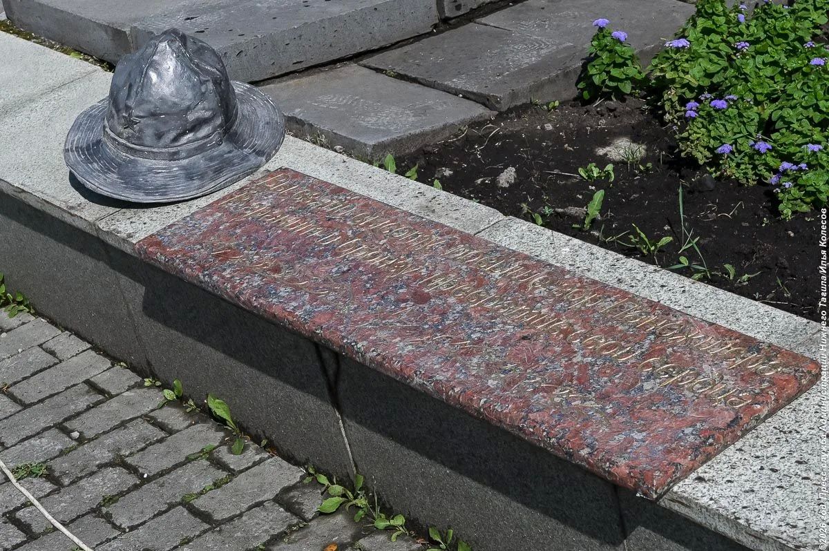 Фоторепортаж. Глава Нижнего Тагила Владислав Пинаев пообщался с мастерами, которые занимаются обновлением одного из монументов Дзержинского района Фоторепортаж. Глава Нижнего Тагила Владислав Пинаев пообщался с мастерами, которые занимаются обновлением одного из монументов Дзержинского района
