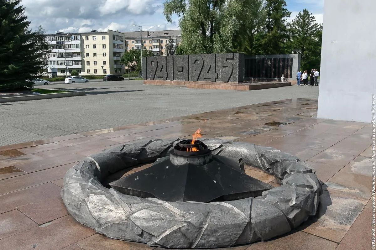 Фоторепортаж. Глава Нижнего Тагила Владислав Пинаев пообщался с мастерами, которые занимаются обновлением одного из монументов Дзержинского района Фоторепортаж. Глава Нижнего Тагила Владислав Пинаев пообщался с мастерами, которые занимаются обновлением одного из монументов Дзержинского района