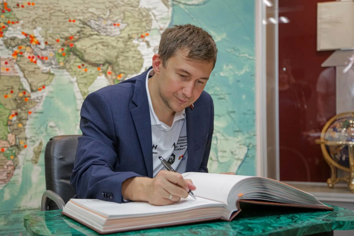 Гроссмейстер Сергей Карякин сыграл в шахматы с работниками Уралвагонзавода Гроссмейстер Сергей Карякин сыграл в шахматы с работниками Уралвагонзавода