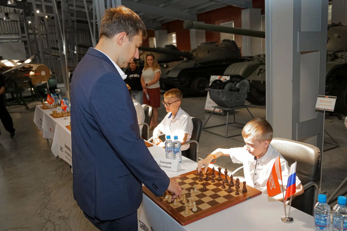 Гроссмейстер Сергей Карякин сыграл в шахматы с работниками Уралвагонзавода Гроссмейстер Сергей Карякин сыграл в шахматы с работниками Уралвагонзавода