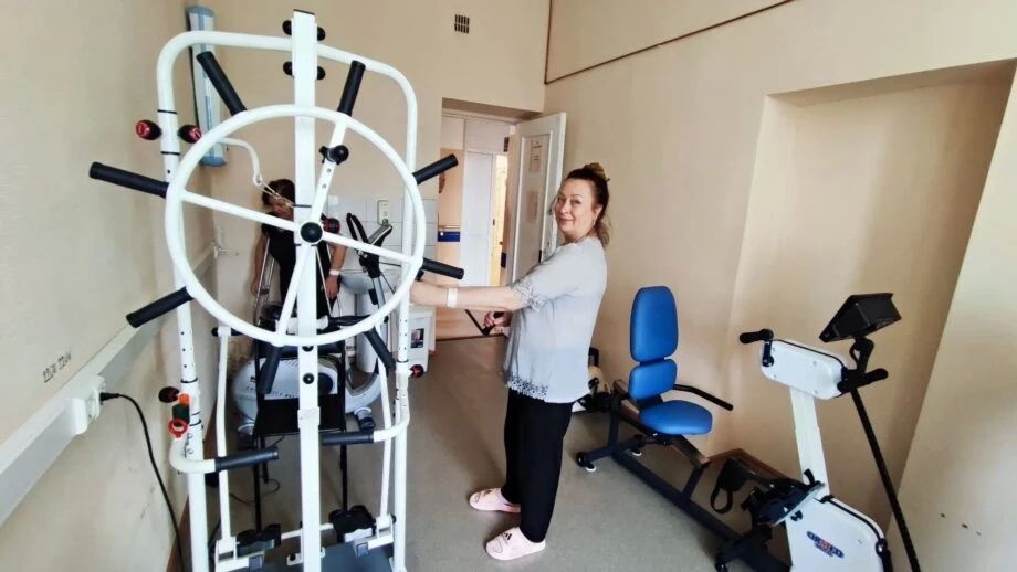 Жительница Свердловской области минувшей весной едва не погибла от удара бревен — стволы свалились на нее перед погрузкой Жительница Свердловской области минувшей весной едва не погибла от удара бревен — стволы свалились на нее перед погрузкой