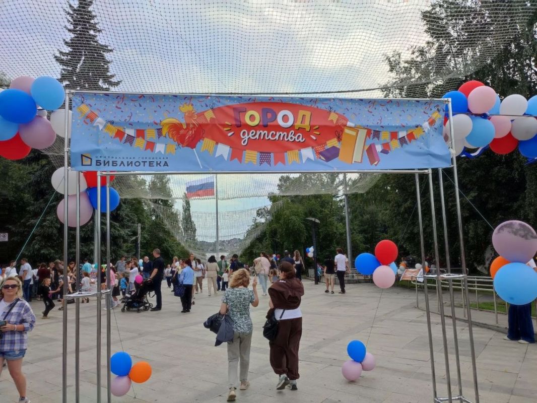 "Город детства" ждет детей и взрослых! Игры, мастер-классы, фотозоны и много всего интересного прямо сейчас на площади у фонтана! "Город детства" ждет детей и взрослых! Игры, мастер-классы, фотозоны и много всего интересного прямо сейчас на площади у фонтана!