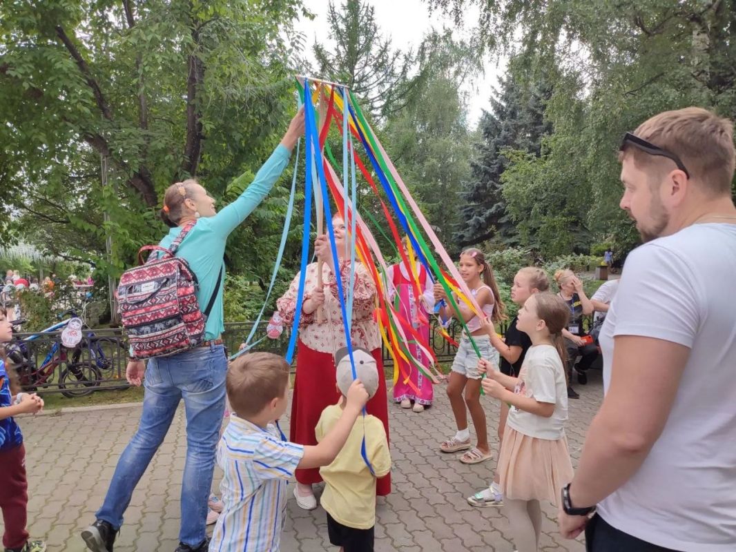 "Город детства" ждет детей и взрослых! Игры, мастер-классы, фотозоны и много всего интересного прямо сейчас на площади у фонтана! "Город детства" ждет детей и взрослых! Игры, мастер-классы, фотозоны и много всего интересного прямо сейчас на площади у фонтана!