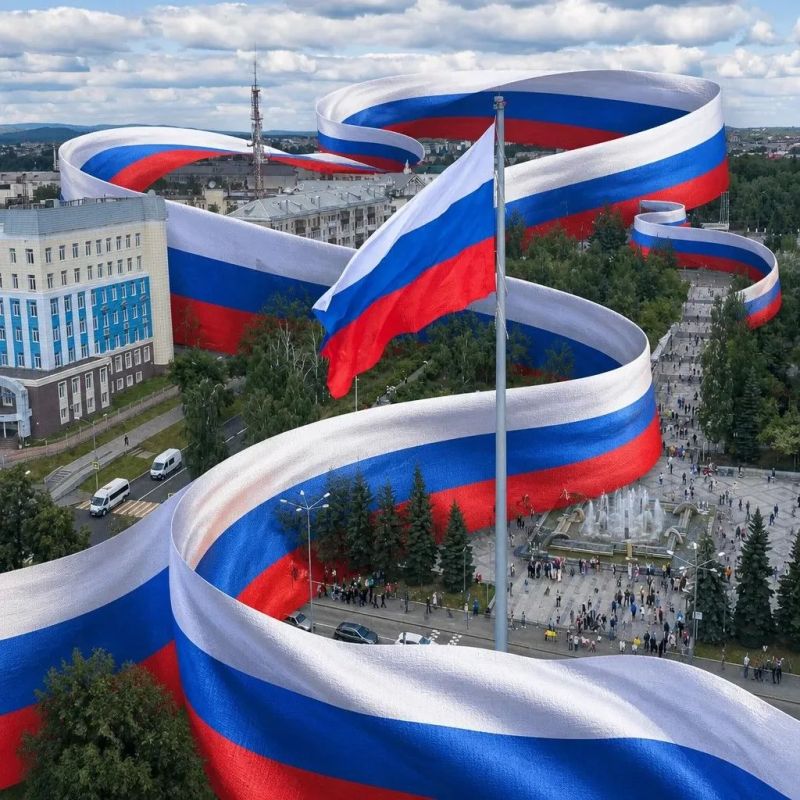 С Днём Государственного флага Российской Федерации, #нижнийтагил! С Днём Государственного флага Российской Федерации, #нижнийтагил!