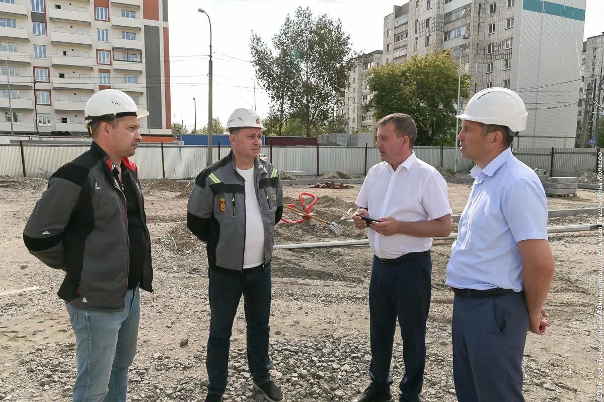 Глава Нижнего Тагила Владислав Пинаев осмотрел строительные площадки двух детских садов Глава Нижнего Тагила Владислав Пинаев осмотрел строительные площадки двух детских садов
