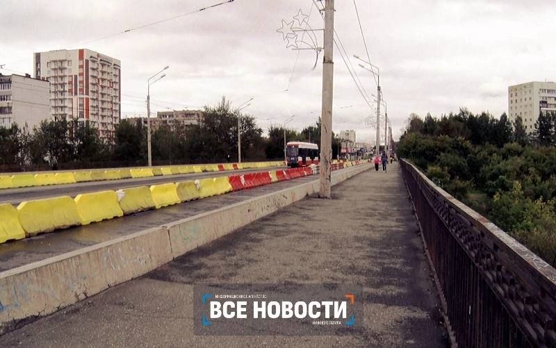 По мосту на Космонавтов ограничено движение По мосту на Космонавтов ограничено движение