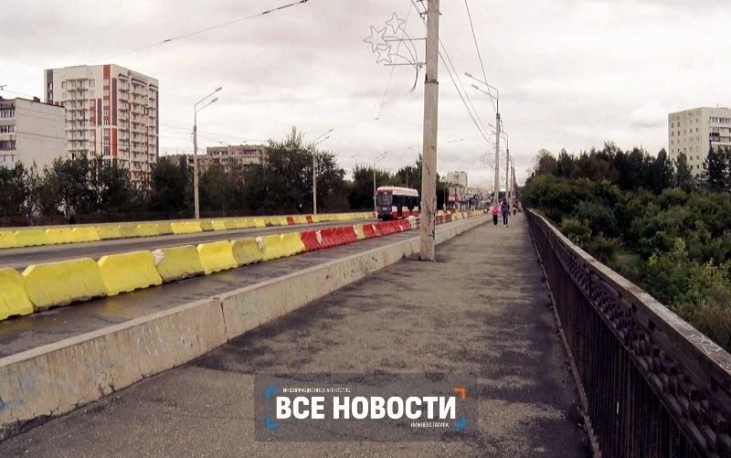 По мосту на Космонавтов ограничено движение По мосту на Космонавтов ограничено движение