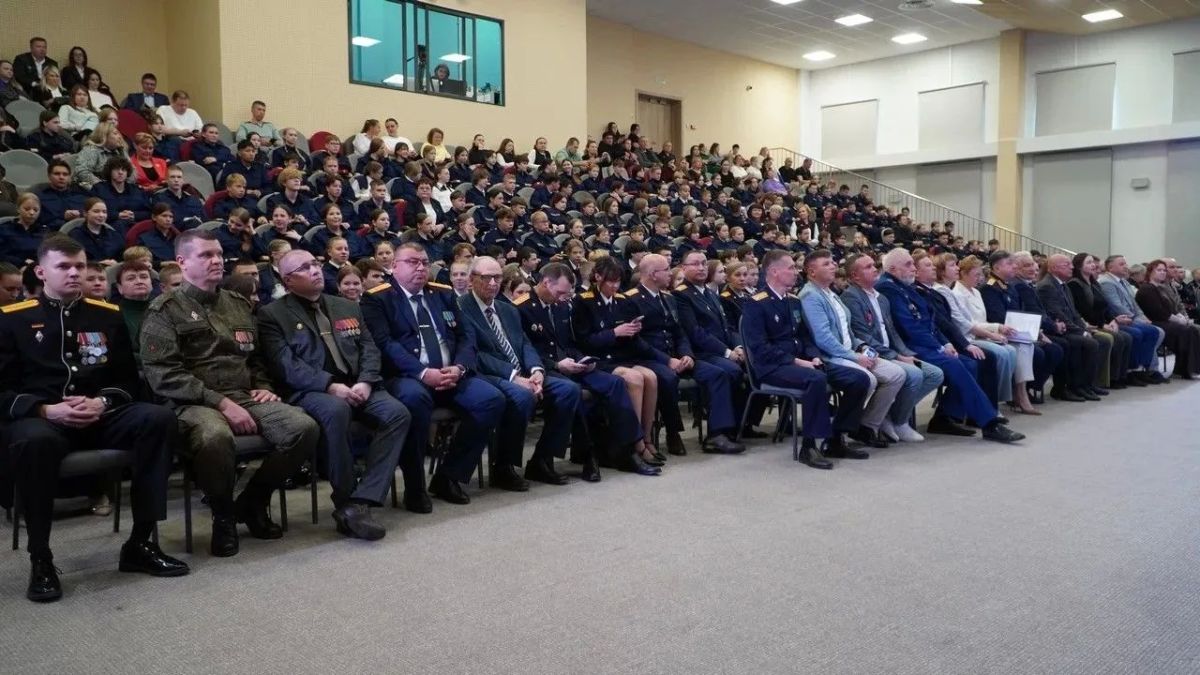 Более 250 школьников Свердловской области посвятили в кадеты Следственного комитета России Более 250 школьников Свердловской области посвятили в кадеты Следственного комитета России