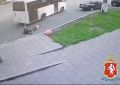 В Нижнем Тагиле женщина с ребенком на ходу выпали из автобуса, а водитель просто поехал дальше по маршруту
