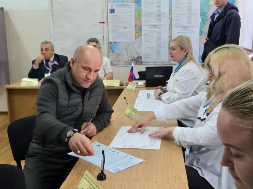 Полномочный представитель Президента России в Уральском федеральном округе Артём Жога пришёл на избирательный участок в Екатеринбурге
