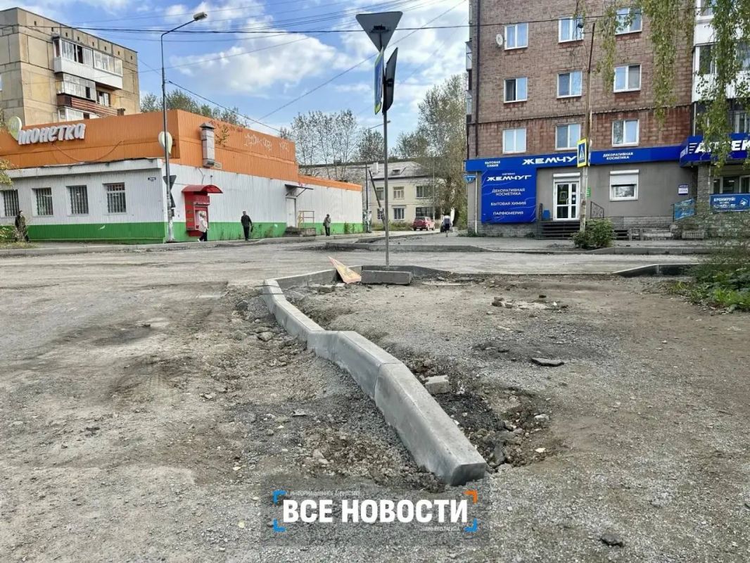 Станет больше парковок: техника зашла на еще одну улицу в Нижнем Тагиле Станет больше парковок: техника зашла на еще одну улицу в Нижнем Тагиле