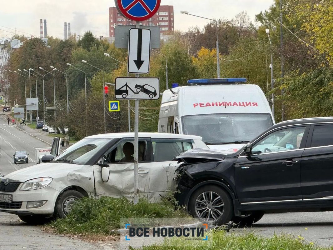 У Детской библиотеки на улице Карла Маркса столкнулись Geely и koda, от удара последнюю иномарку вынесло на тротуар