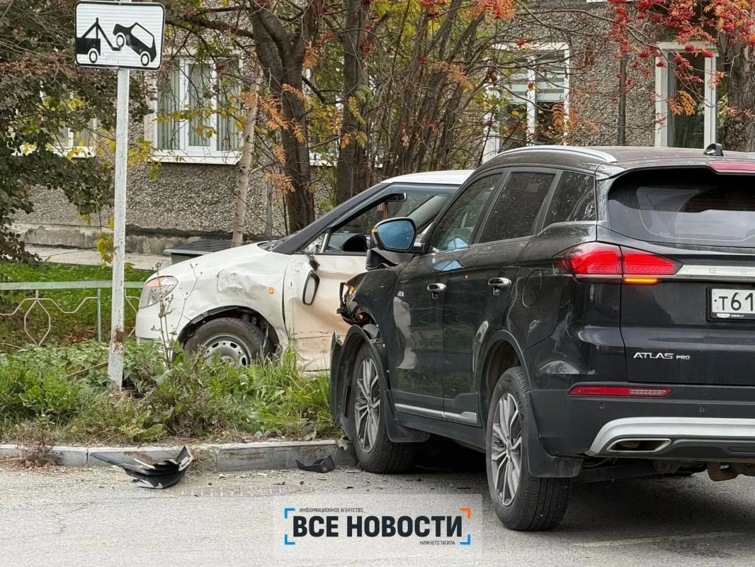У Детской библиотеки на улице Карла Маркса столкнулись Geely и koda, от удара последнюю иномарку вынесло на тротуар У Детской библиотеки на улице Карла Маркса столкнулись Geely и koda, от удара последнюю иномарку вынесло на тротуар