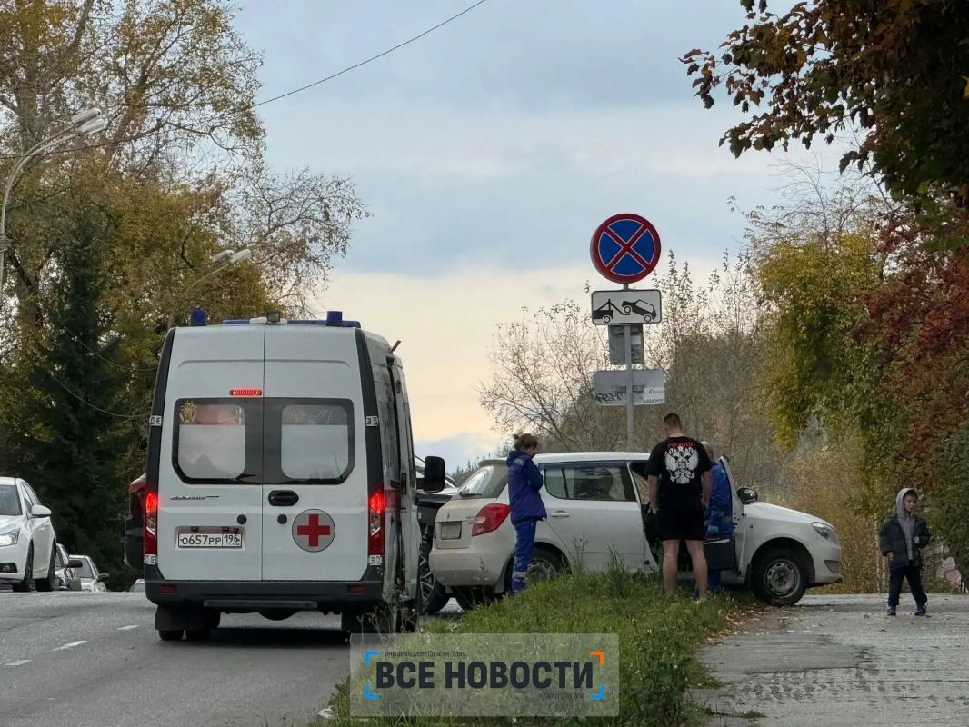 У Детской библиотеки на улице Карла Маркса столкнулись Geely и koda, от удара последнюю иномарку вынесло на тротуар У Детской библиотеки на улице Карла Маркса столкнулись Geely и koda, от удара последнюю иномарку вынесло на тротуар