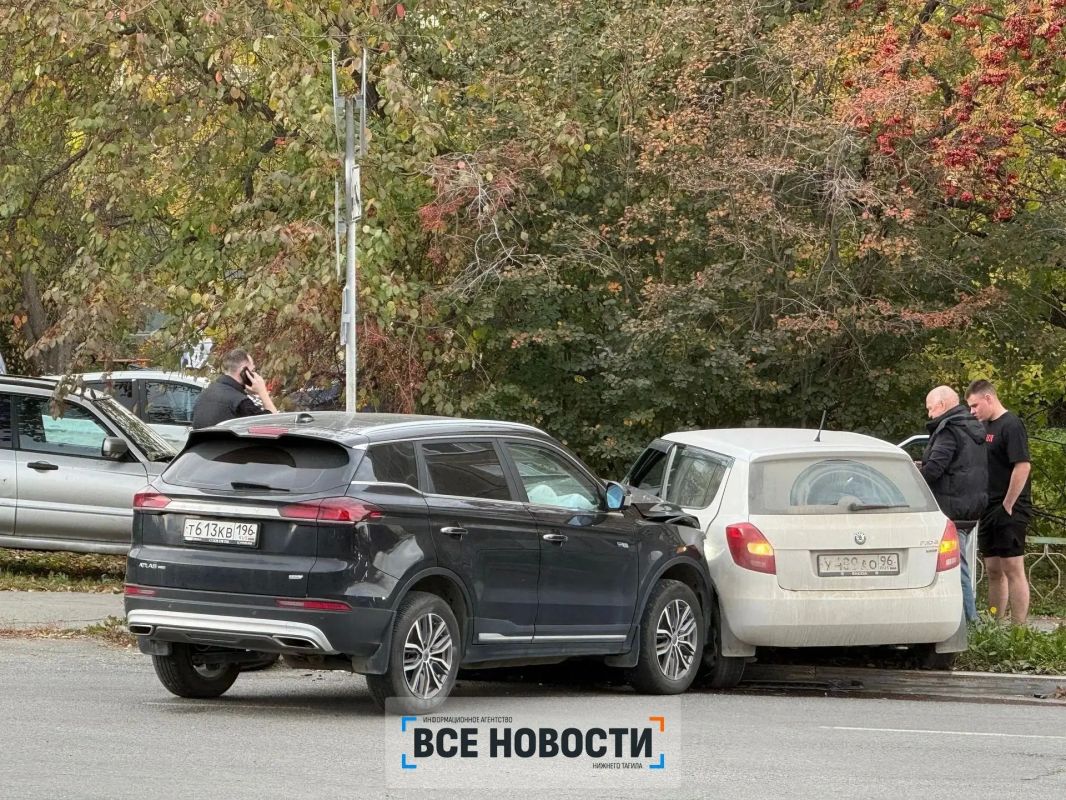 У Детской библиотеки на улице Карла Маркса столкнулись Geely и koda, от удара последнюю иномарку вынесло на тротуар У Детской библиотеки на улице Карла Маркса столкнулись Geely и koda, от удара последнюю иномарку вынесло на тротуар