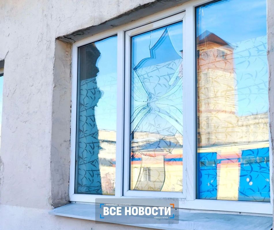 В Нижнем Тагиле старое дерево чуть не придавило прохожих В Нижнем Тагиле старое дерево чуть не придавило прохожих