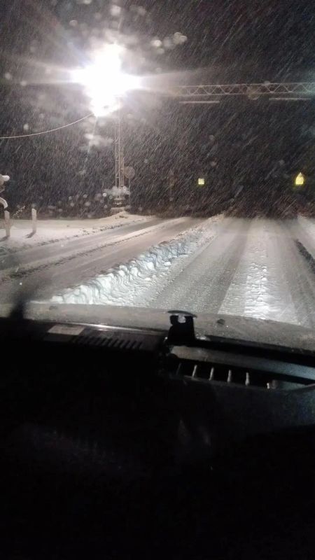 Свыше 80 дорожных машин вышли на борьбу с первым снегом и гололедом в Свердловской области Свыше 80 дорожных машин вышли на борьбу с первым снегом и гололедом в Свердловской области