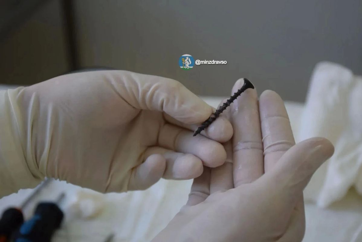 Свердловские врачи достали большой саморез из глаза двухлетнего мальчика Свердловские врачи достали большой саморез из глаза двухлетнего мальчика