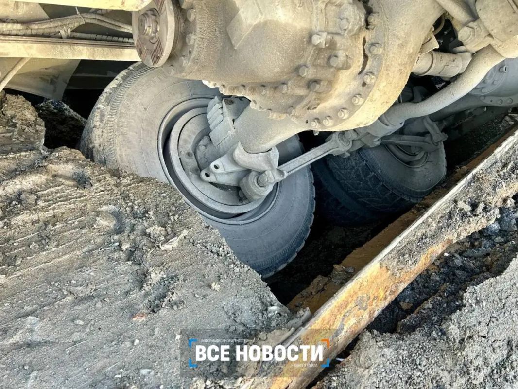 В Нижнем Тагиле самосвал с асфальтом провалился под землю В Нижнем Тагиле самосвал с асфальтом провалился под землю