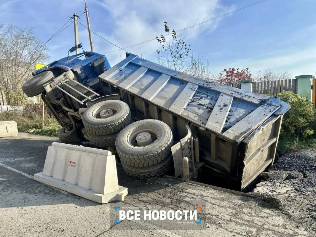 В Нижнем Тагиле самосвал с асфальтом провалился под землю В Нижнем Тагиле самосвал с асфальтом провалился под землю