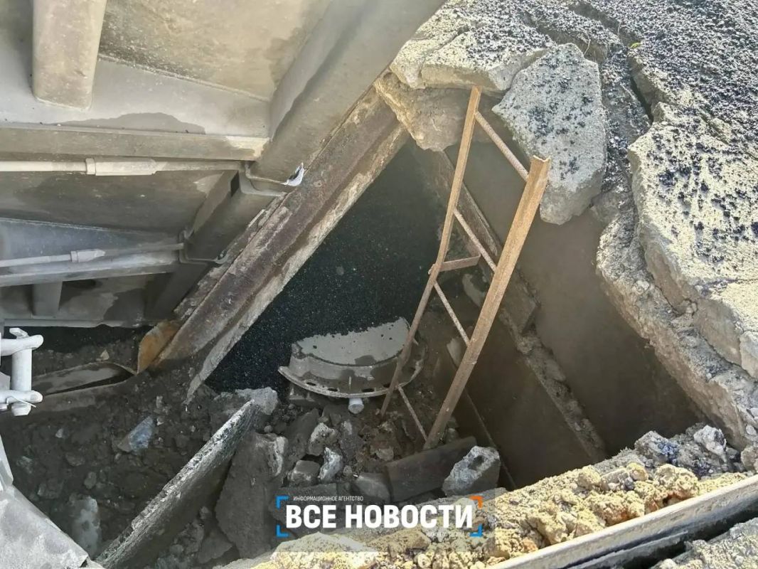В Нижнем Тагиле самосвал с асфальтом провалился под землю В Нижнем Тагиле самосвал с асфальтом провалился под землю