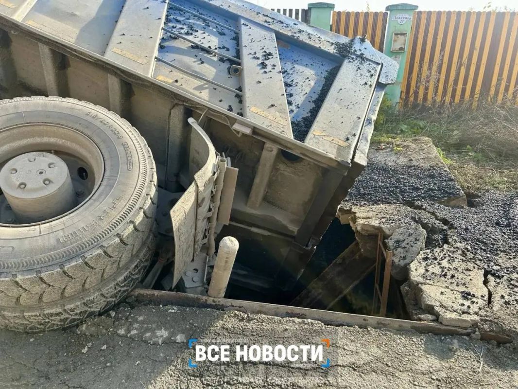 В Нижнем Тагиле самосвал с асфальтом провалился под землю В Нижнем Тагиле самосвал с асфальтом провалился под землю